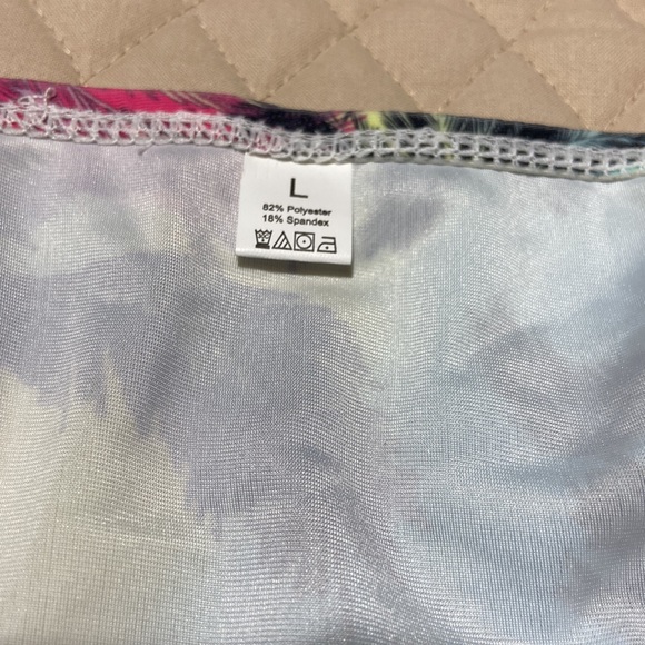 Tropical String Bikini. Top & Bottoms. NWOT. Large. Has Hygiene Liner and Pads. - Picture 4 of 9